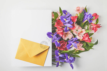 美丽的花束空白卡片和灰色信封图片