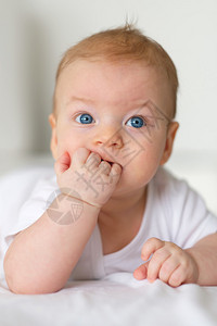 四个月大的婴儿蓝眼图片