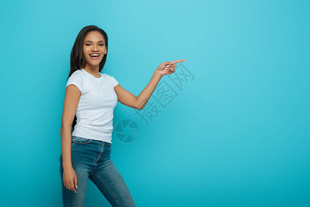 快乐的非裔美国女孩微笑着镜头背景图片