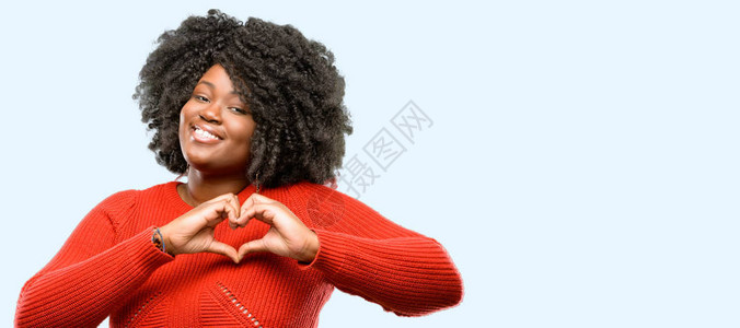 美丽的非洲女人快乐地用心形表达爱意图片
