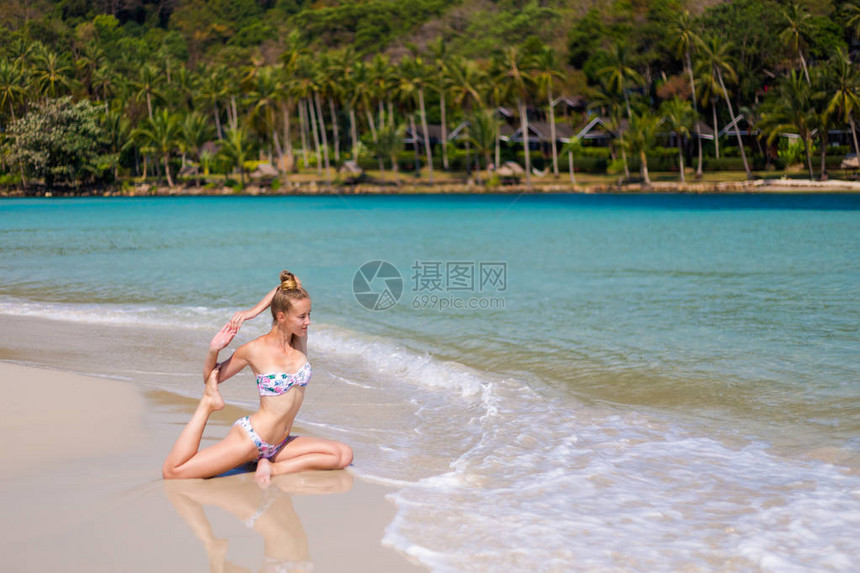 泰国古德岛美丽的KlongChao海滩的热带夏季瑜伽课程单腿王鸽式图片