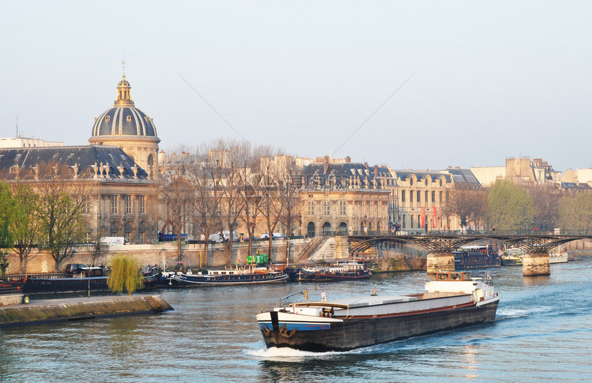 法国巴黎塞纳河上的一艘驳船图片