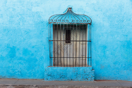 古巴特立尼达街头典型的旧门装饰图片