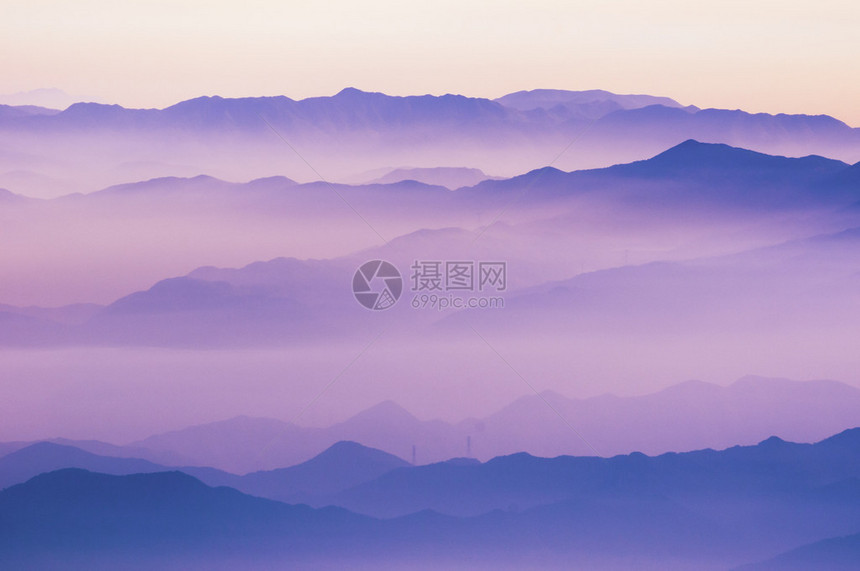 紫雾中风景秀丽的日本山脊图片