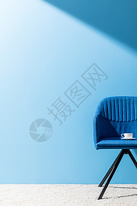 蓝色椅子蓝色墙前有咖图片