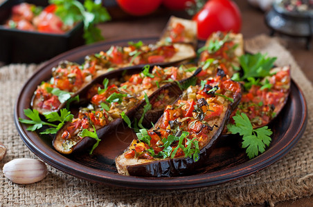 烤茄子配西红柿大蒜和辣椒粉图片