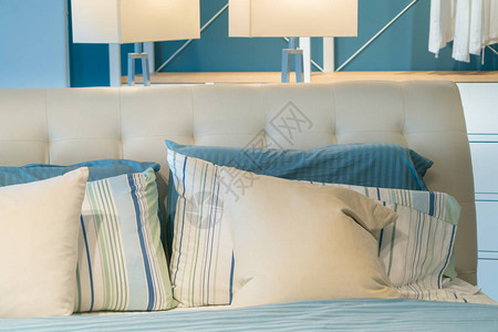 床铺枕头和蓝色床单图片