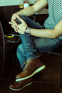 棕色靴子皮鞋和牛仔裤服装时尚男士图片