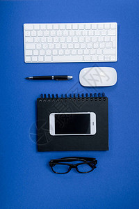 键盘眼镜智能手机和办公图片