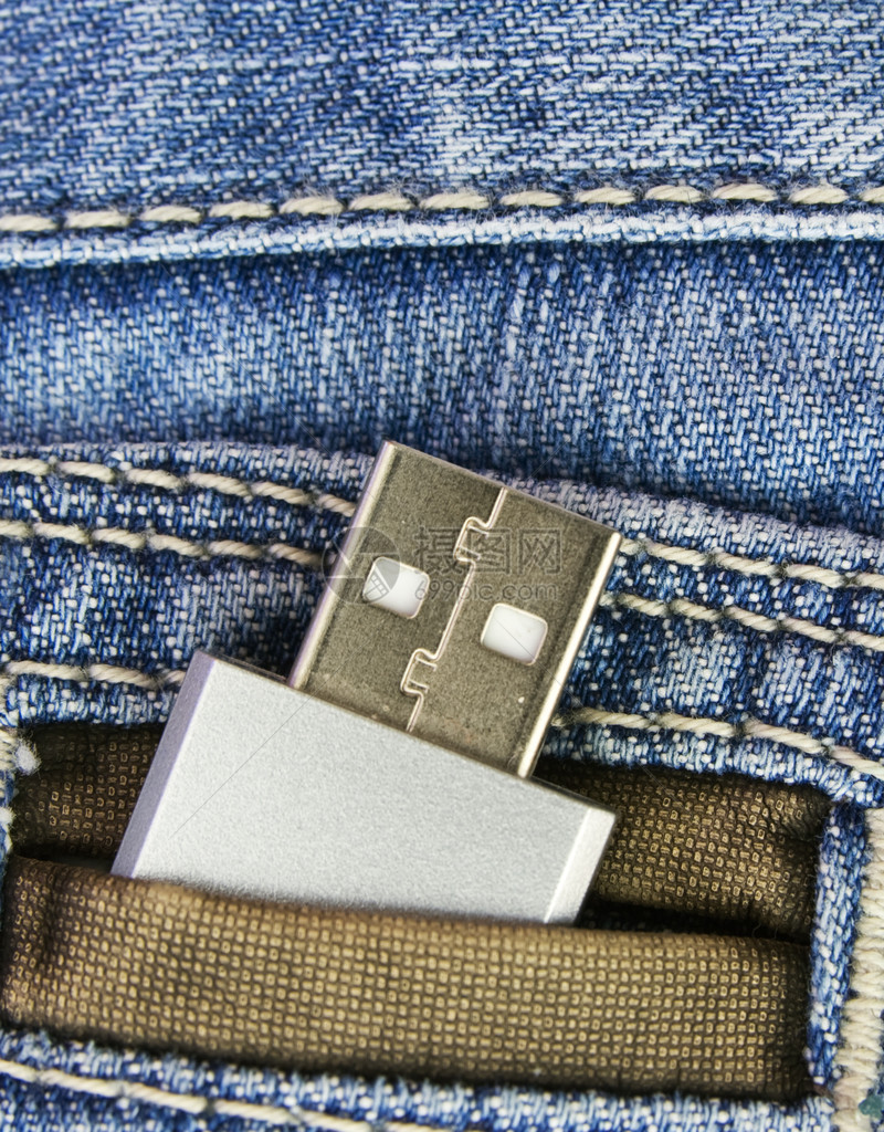 牛仔裤中的USB闪存图片