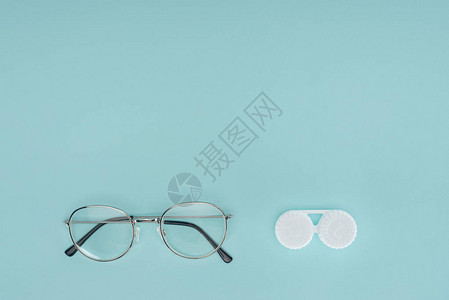 蓝色背景的眼镜和隐形透视镜图片