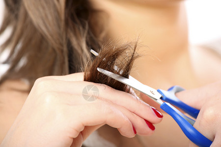 一个女人用蓝剪刀头图片