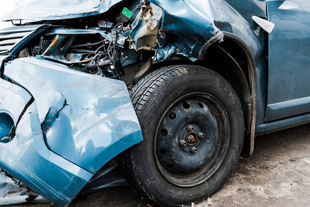 车祸发生后损坏的蓝色汽车图片