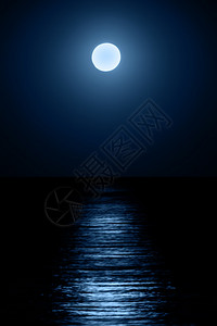 月亮在海面上的反射月光之路图片