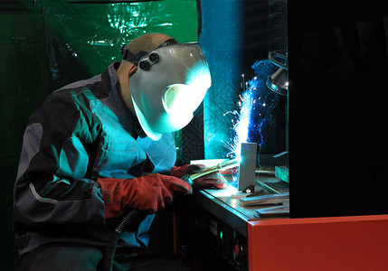 焊工在制造金属设备时使用图片