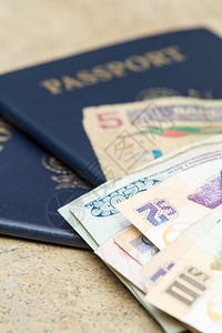 旅行证件和不同国际货币在柜台顶图片