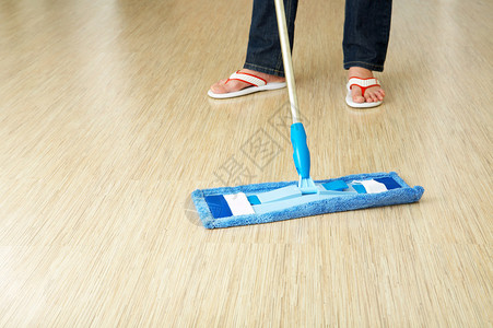 清洁工在房屋内清洗地板图片