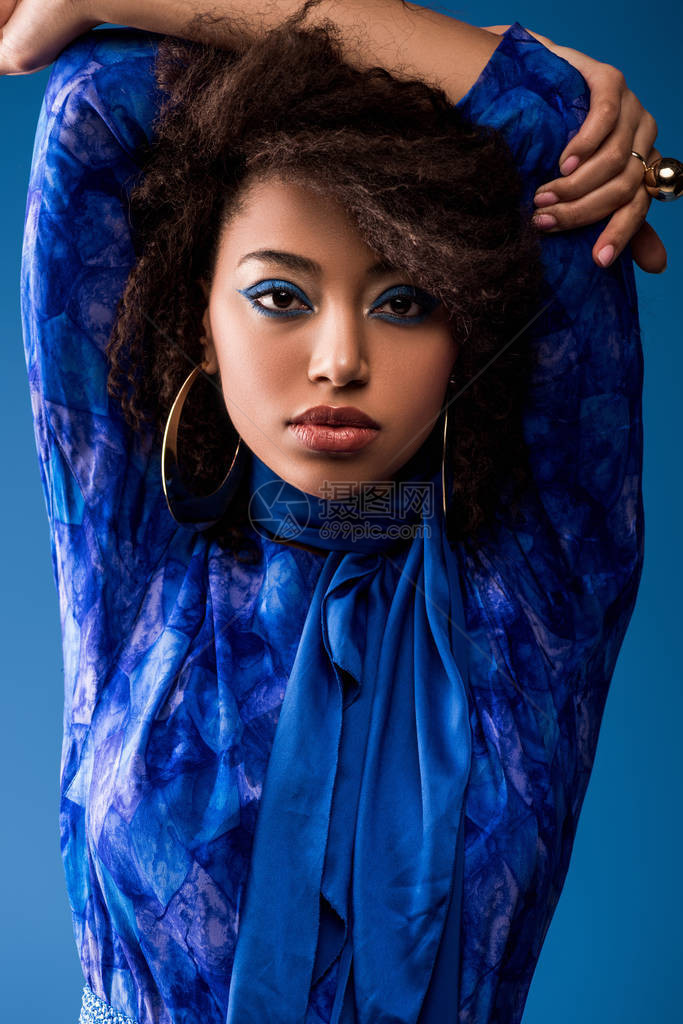 时尚的非裔美国女人穿着化妆装看着蓝色图片
