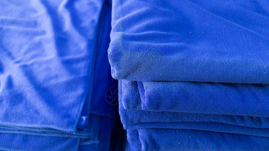 蓝色毛巾柔软蓬松纤维织物的图片