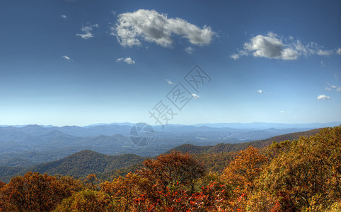 美国佐治亚州最高海拔的布拉斯敦湾秋季蓝脊山景象图片
