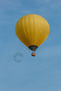 黄色热气球在蓝色天空中飞图片