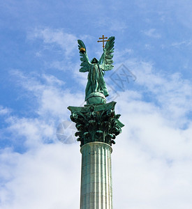 在布达佩斯英雄广场40米高的柱子上方的ArchangelGab图片