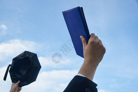 提高学位和研究生帽子的毕业生图片
