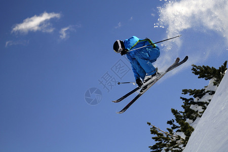 极端滑雪者与穿越的滑雪机图片