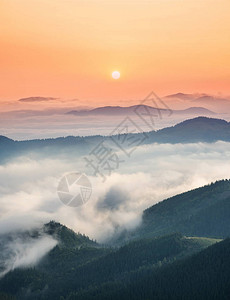 日出时的山峰谷夏季图片