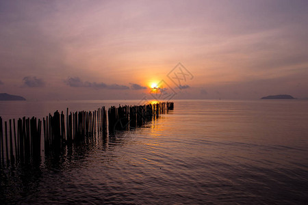 泰国普吉岛海上的早晨图片