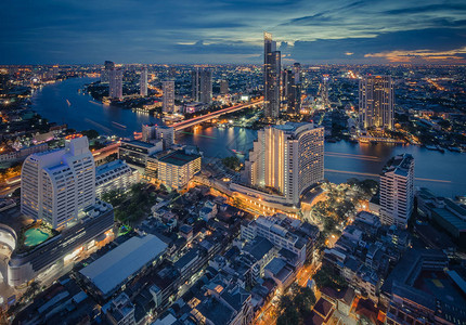 曼谷夜间城市风景有现代建筑和街道灯光图片