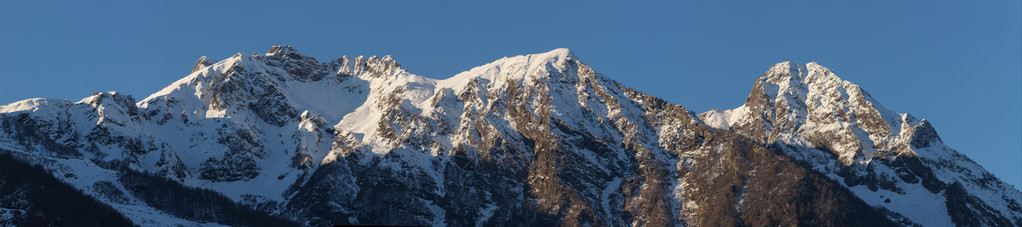 山脉峰顶的全景图片