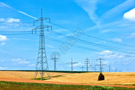 农村地貌风力发电线图片