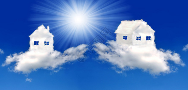 蓝天上云彩中的房子图片