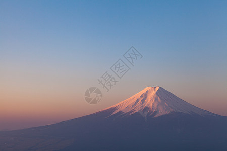 冬季日出时的富士山顶图片