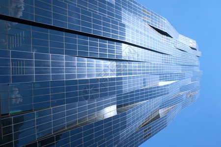 与蓝色窗户和蓝天的高层办公大楼图片