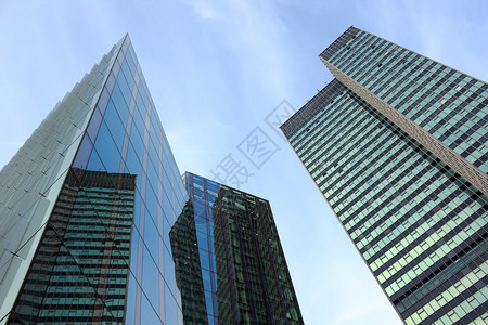 现代玻璃摩天大楼在图片
