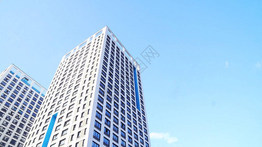 新住宅高层建筑的底部视图有蓝天的城市环境框架具有环保境图片