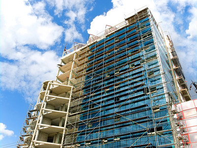 蓝色天空背景的玻璃和混凝土高楼图片