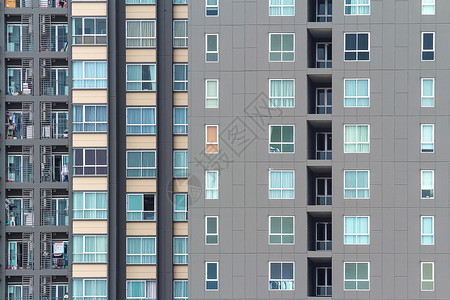 新的现代公用寓的窗图片