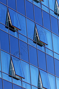 现代建筑上开窗的玻璃幕墙背景图片