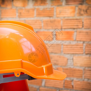 保护工人免受建筑工地意外事故伤害的建筑头盔图片