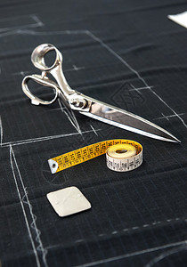 服装设计工作室中带有型式品牌的制衣剪刀和磁带制造图片