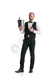 英俊的侍应生有一瓶香槟酒和冰冷柜背景图片