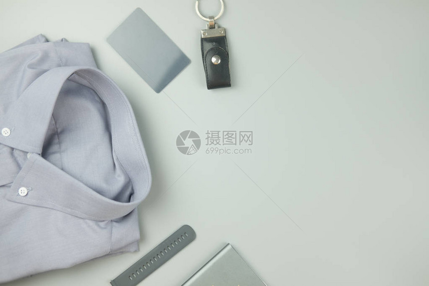 男子的灰色衣服和电子物品图片