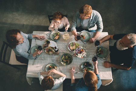 多代家庭在家里一起共进晚餐的多代图片