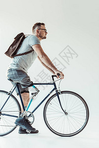 脚踏自行车上背着包的图片