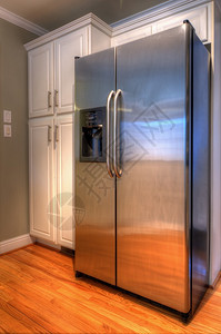 家庭厨房的冰箱和橱柜图片