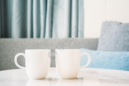 室内起居室桌边石桌上的白咖啡杯背景图片