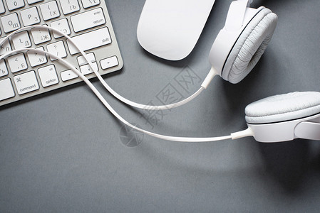 与CordMac计算机键盘和鼠标一起的现代白色音频耳机高角度视图图片